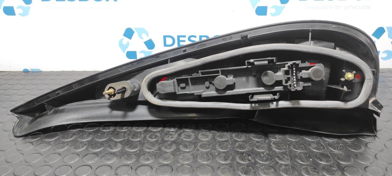 Recambio de PILOTO TRASERO IZQUIERDO para RENAULT LAGUNA (B56) 2.0 N7Q700 referencia OEM IAM 2261 - NEGRO 2