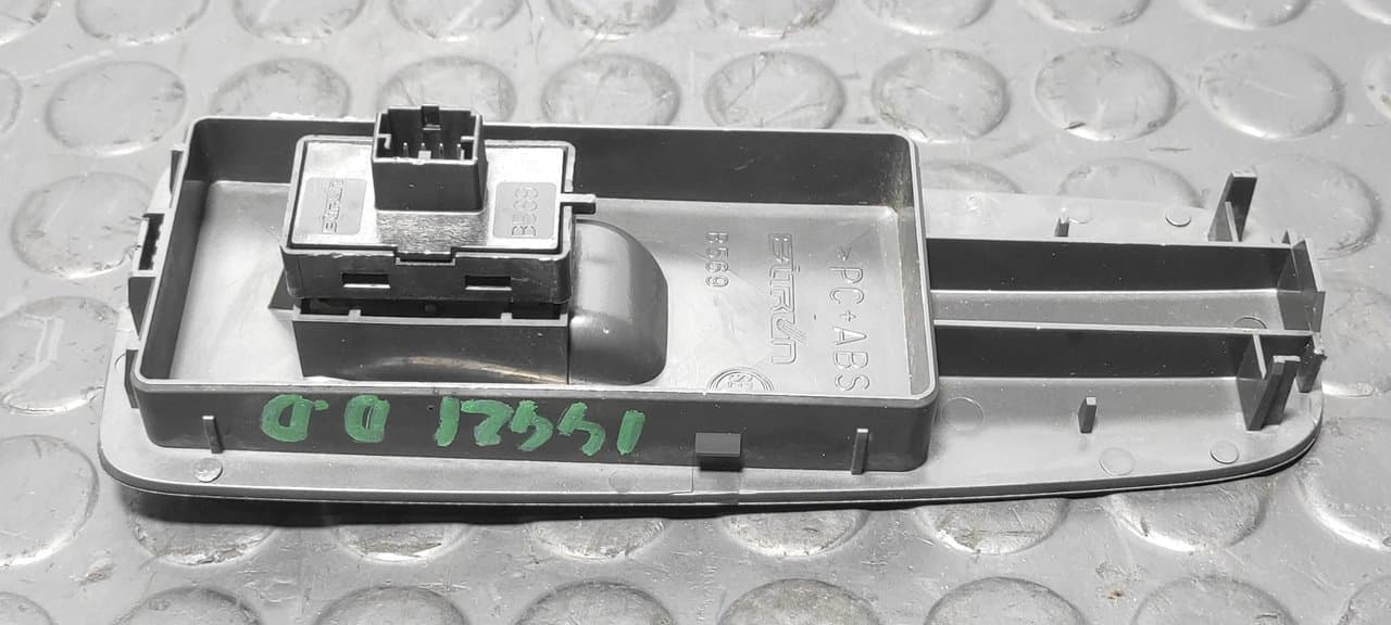 Recambio de MANDO ELEVALUNAS DELANTERO DERECHO para FIAT DUCATO MAXI CAJA ABIERTA (09.2006 =>) 2.3 JTD CAT F1AE0481D referencia OEM IAM B569 - BLANCO 2