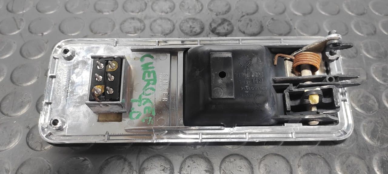 Recambio de MANETA INTERIOR TRASERA DERECHA para CHRYSLER JEEP CHEROKEE (XJ) referencia OEM IAM SW895500 4