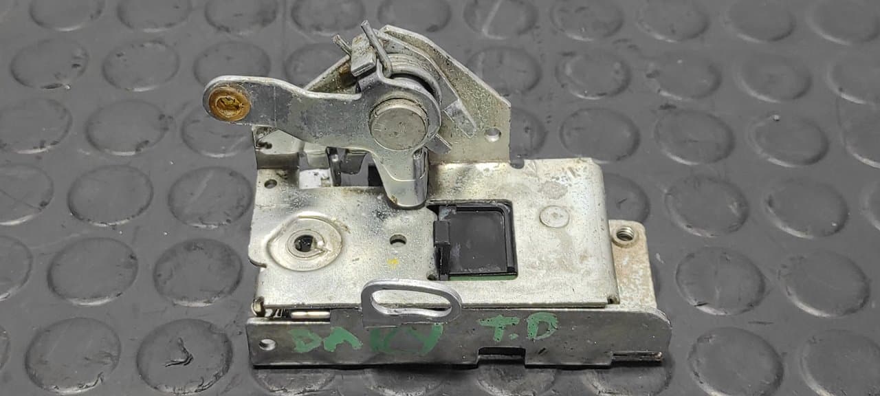 Recambio de CERRADURA PUERTA TRASERA DERECHA para IVECO DAILY CAJA CERRADA (2006 =>) referencia OEM IAM 500329770