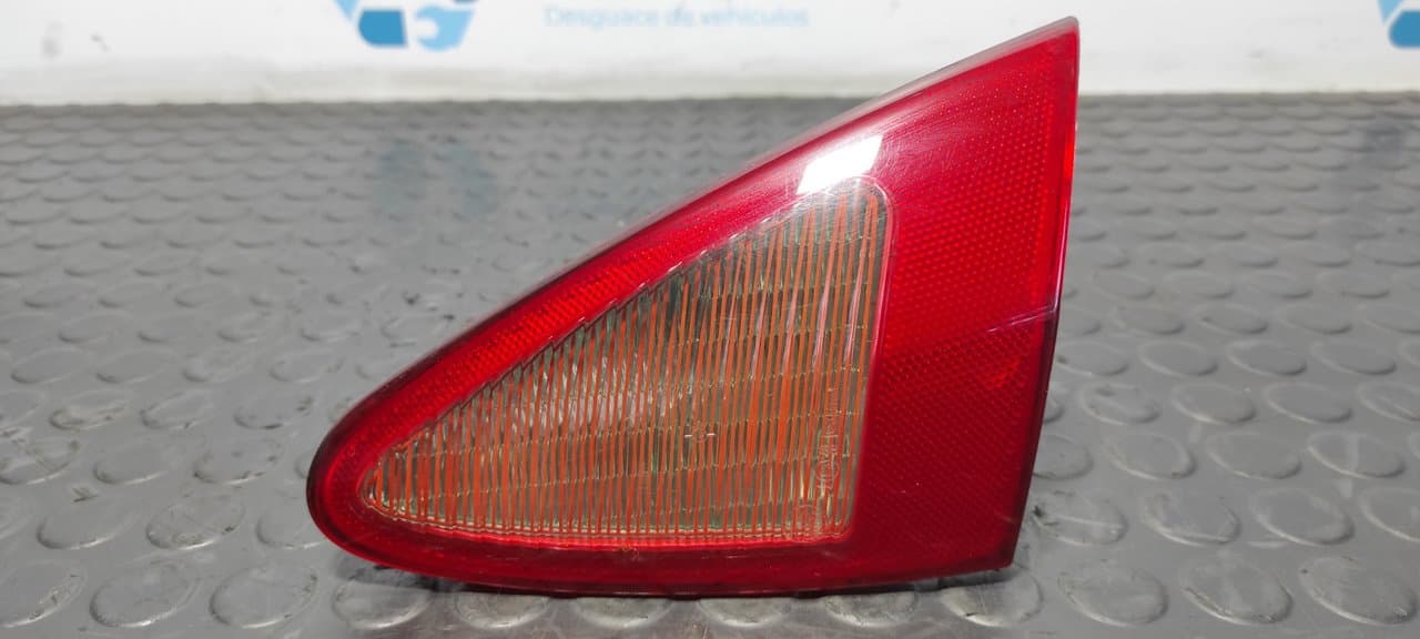 Recambio de PILOTO PORTON DERECHO para ALFA ROMEO 147 (190) 1.6 T.Spark ECO Distinctive AR37203 referencia OEM IAM 03321010 - ROJO
