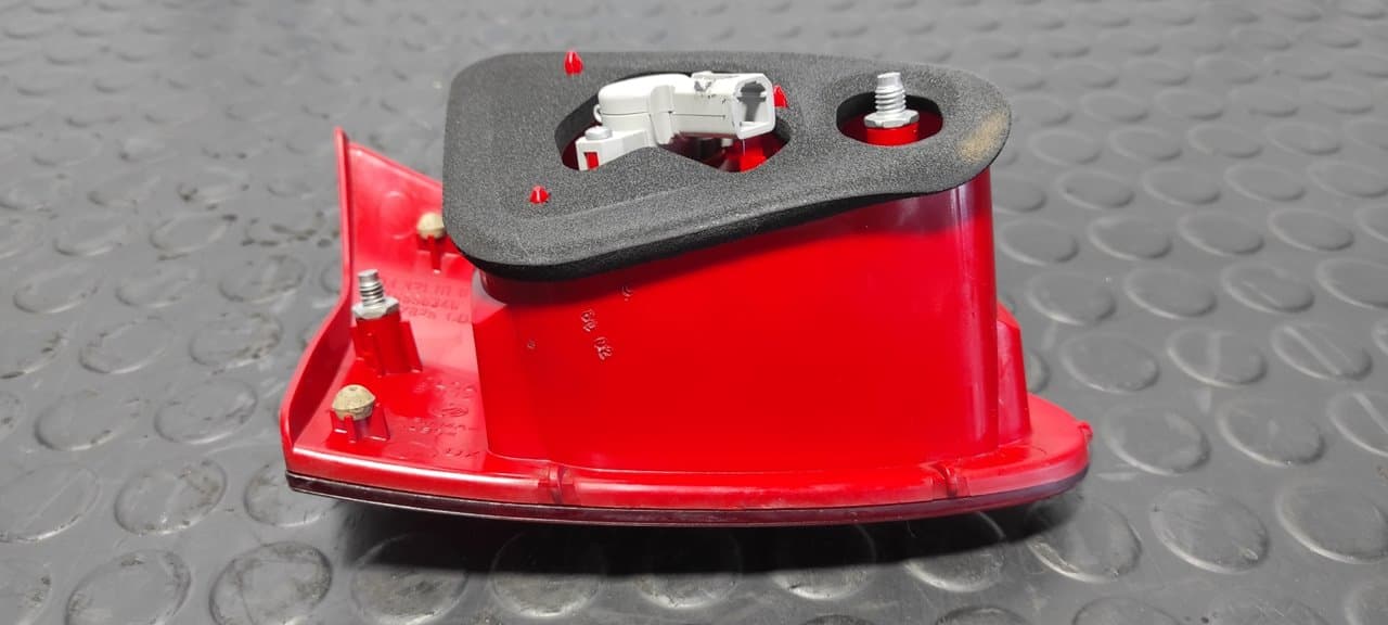 Recambio de PILOTO PORTON DERECHO para ALFA ROMEO 147 (190) 1.6 T.Spark ECO Distinctive AR37203 referencia OEM IAM 03321010 - ROJO 6