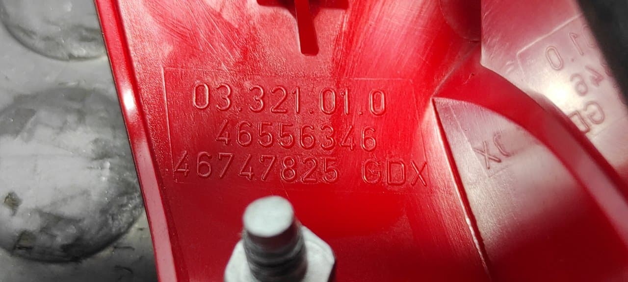 Recambio de PILOTO PORTON DERECHO para ALFA ROMEO 147 (190) 1.6 T.Spark ECO Distinctive AR37203 referencia OEM IAM 03321010 - ROJO 2