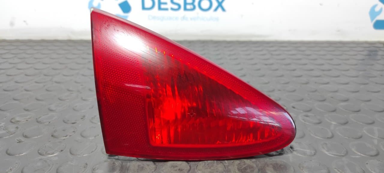 Recambio de PILOTO PORTON IZQUIERDO para ALFA ROMEO 147 (190) 1.6 T.Spark ECO Distinctive AR37203 referencia OEM IAM 03320010 - ROJO