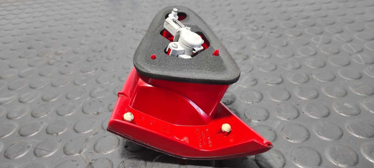 Recambio de PILOTO PORTON IZQUIERDO para ALFA ROMEO 147 (190) 1.6 T.Spark ECO Distinctive AR37203 referencia OEM IAM 03320010 - ROJO 5