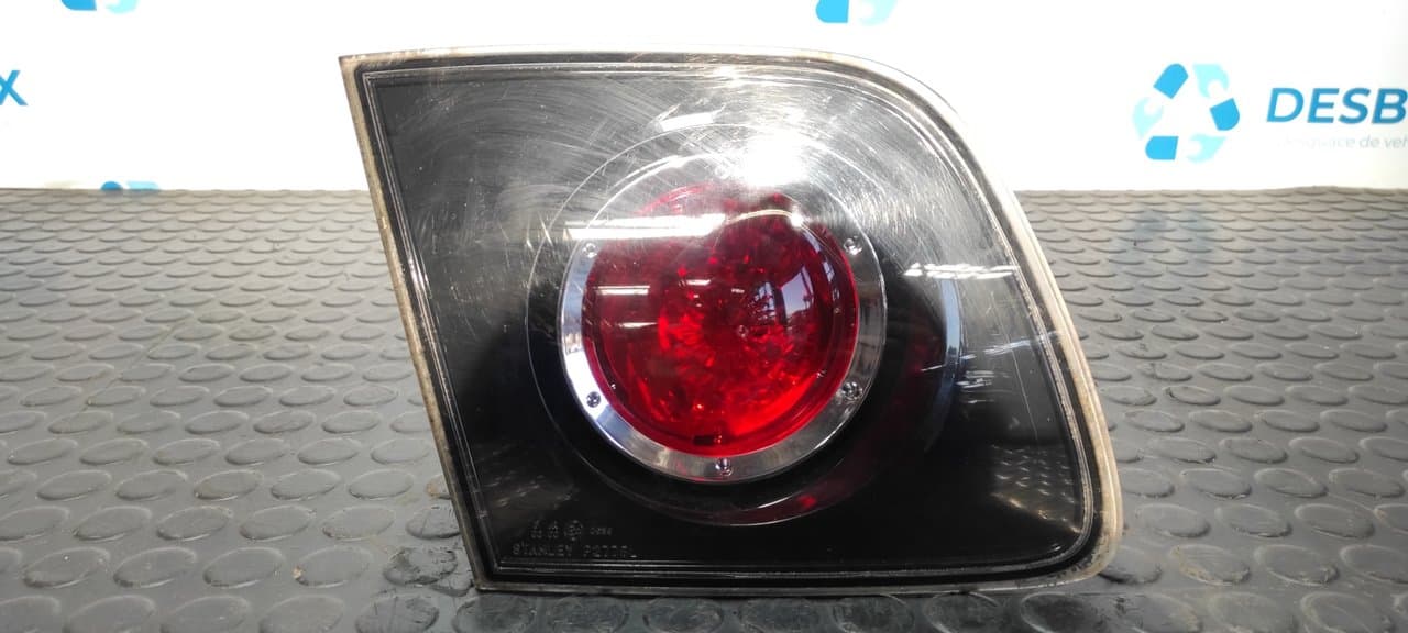 Recambio de PILOTO PORTON IZQUIERDO para MAZDA 3 BERLINA (BK) 1.6 CD Diesel CAT Y601 referencia OEM IAM P2775L - NEGRO