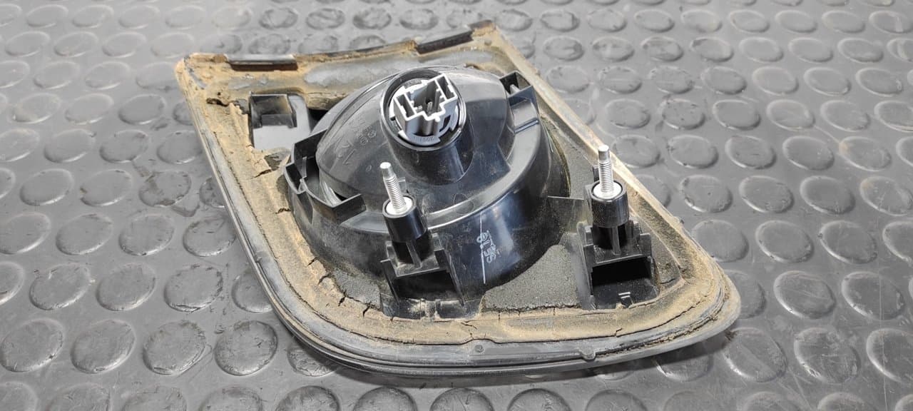 Recambio de PILOTO PORTON IZQUIERDO para MAZDA 3 BERLINA (BK) 1.6 CD Diesel CAT Y601 referencia OEM IAM P2775L - NEGRO 2
