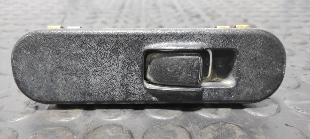 Recambio de MANDO ELEVALUNAS TRASERO IZQUIERDO para MITSUBISHI L 200 (K6/7) 2500 TD Magnum Sport (4-ptas.) 4D56 referencia OEM IAM 513831 - NEGRO