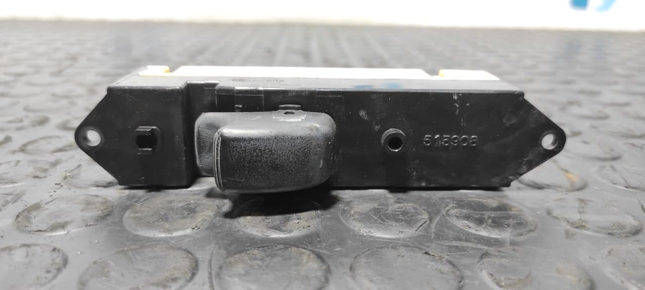 Recambio de MANDO ELEVALUNAS DELANTERO DERECHO para MITSUBISHI L 200 (K6/7) 2500 TD Magnum Sport (4-ptas.) 4D56 referencia OEM IAM 513831 - NEGRO