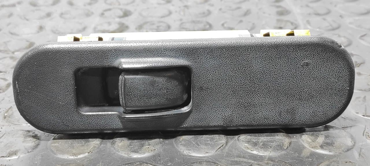 Recambio de MANDO ELEVALUNAS TRASERO DERECHO para MITSUBISHI L 200 (K6/7) 2500 TD Magnum Sport (4-ptas.) 4D56 referencia OEM IAM 513831 - NEGRO