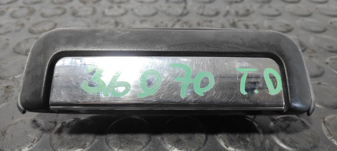 Recambio de MANETA TRASERA DERECHA para MITSUBISHI L 200 (K6/7) 2500 TD Magnum Sport (4-ptas.) 4D56 referencia OEM IAM 20472 - NEGRO