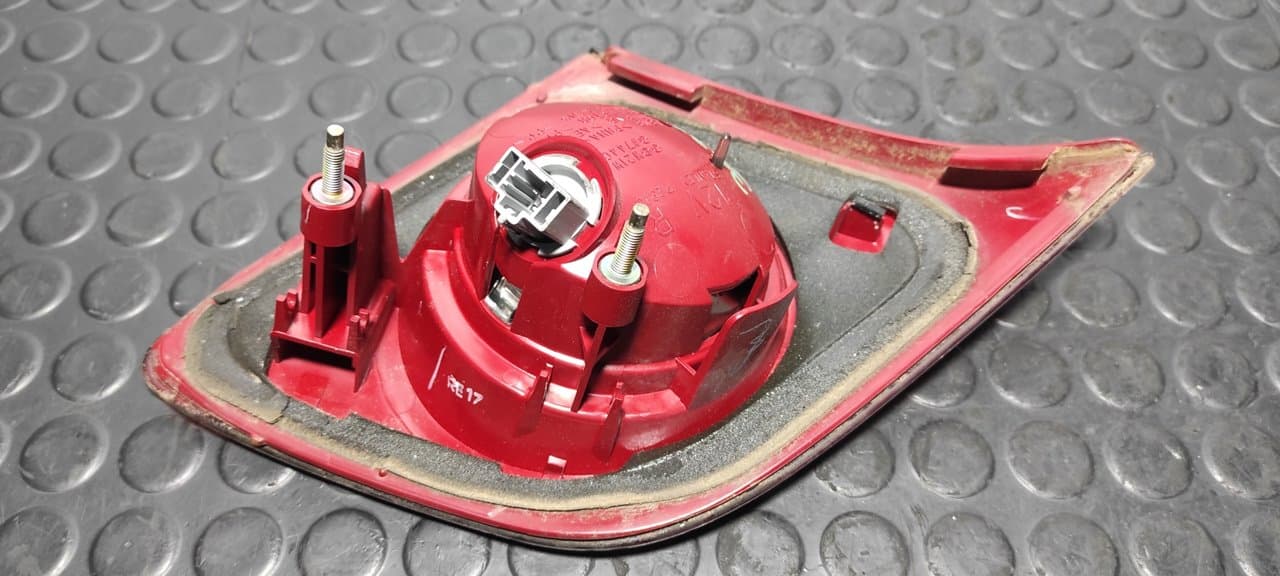 Recambio de PILOTO PORTON DERECHO para MAZDA 3 BERLINA (BK) 1.6 CRDT  Active Y601 referencia OEM IAM P2913R - GRIS 4