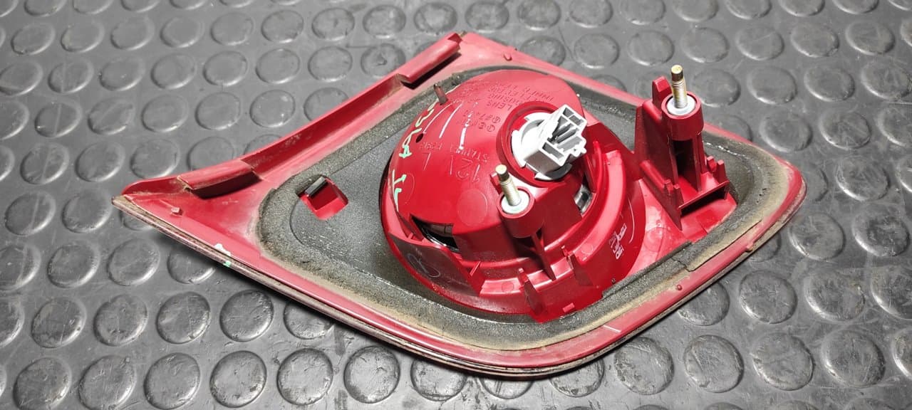 Recambio de PILOTO PORTON IZQUIERDO para MAZDA 3 BERLINA (BK) 1.6 CRDT  Active Y601 referencia OEM IAM P2913L - GRIS 2