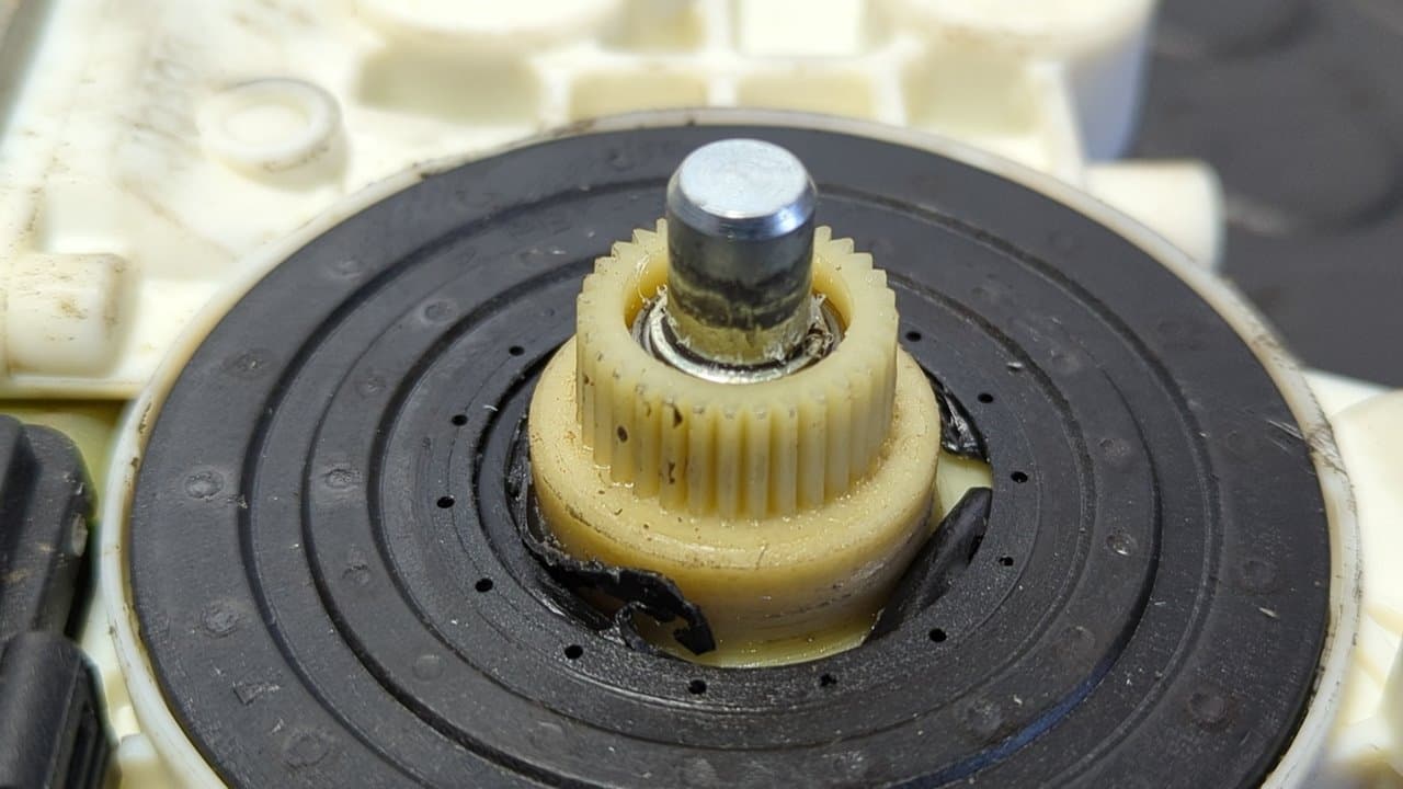 Recambio de MOTOR ELEVALUNAS DELANTERO DERECHO para MERCEDES-BENZ CLASE A (W168) 668942     referencia OEM IAM 0130822023 - PLATA 4