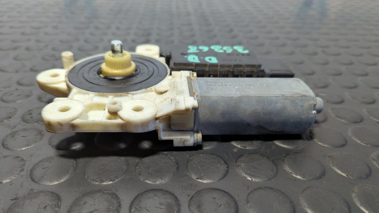 Recambio de MOTOR ELEVALUNAS DELANTERO DERECHO para MERCEDES-BENZ CLASE A (W168) 668942     referencia OEM IAM 0130822023 - PLATA 5