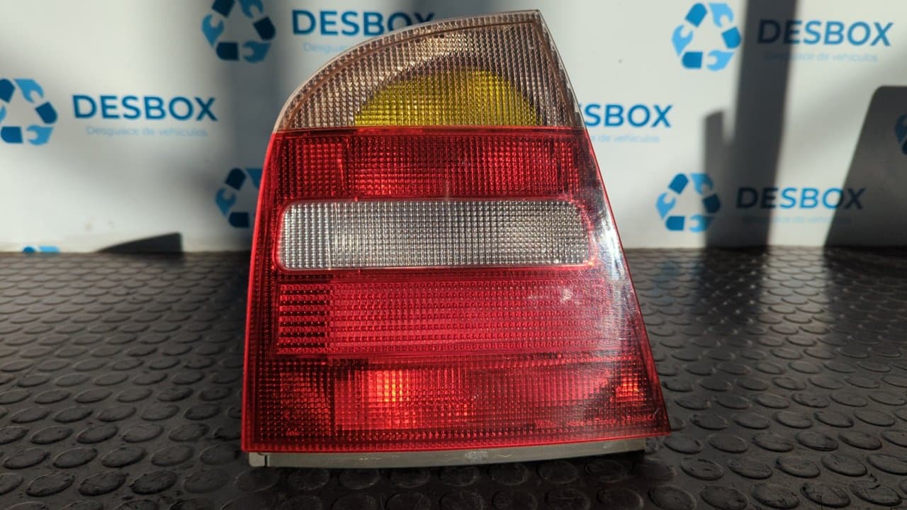 Recambio de PILOTO TRASERO IZQUIERDO para SKODA OCTAVIA BERLINA (1U2) 1.6 GLX (74kW) AKL referencia OEM IAM 1U6945095 - BLANCO