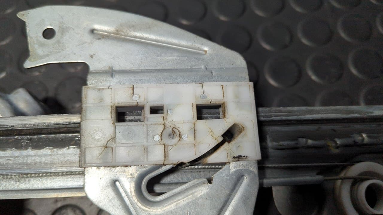 Recambio de ELEVALUNAS DELANTERO IZQUIERDO para CITROEN C1 Exclusive 1KRFE referencia OEM IAM 118671 - ROJO 3