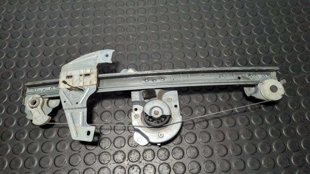 Recambio de ELEVALUNAS DELANTERO DERECHO para CITROEN C1 Exclusive 1KRFE referencia OEM IAM 118670 - ROJO 5