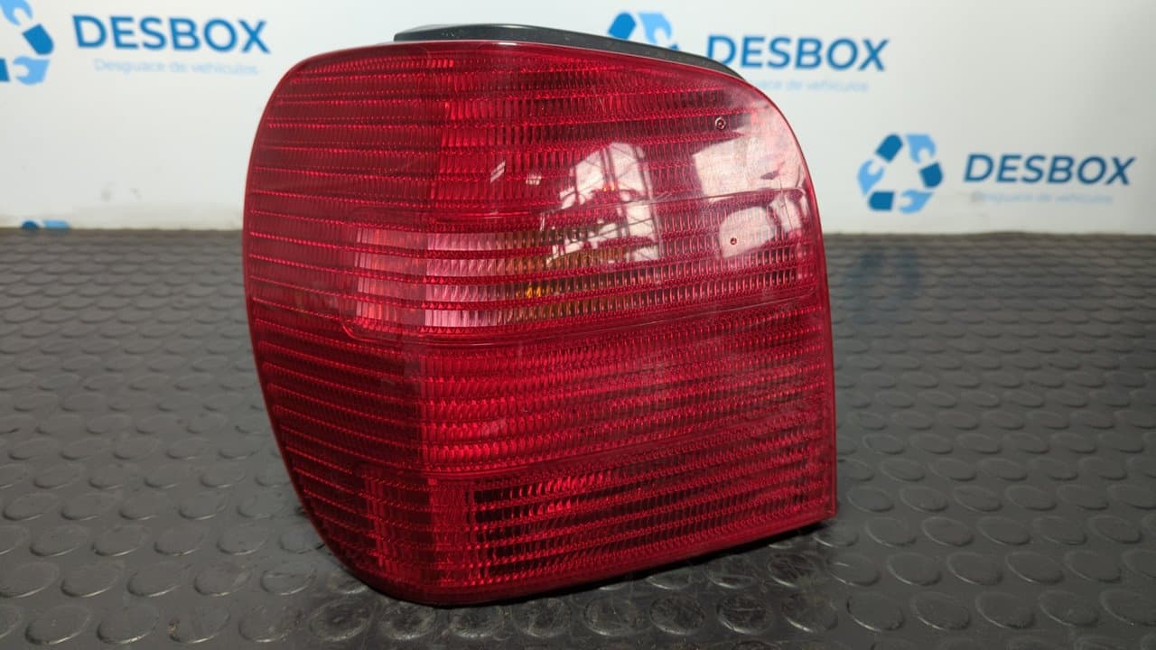 Recambio de PILOTO TRASERO IZQUIERDO para VOLKSWAGEN POLO BERLINA (6N2) 1.4 16V AUA referencia OEM IAM 964077 - AZUL