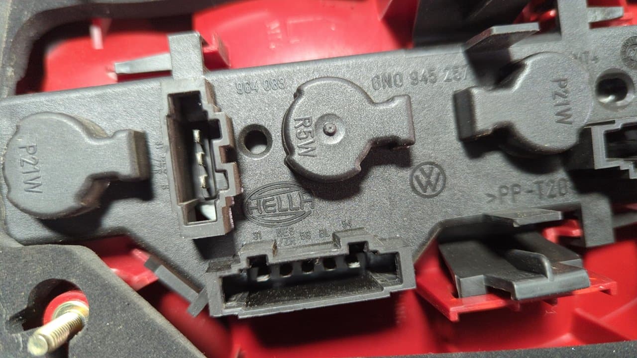 Recambio de PILOTO TRASERO IZQUIERDO para VOLKSWAGEN POLO BERLINA (6N2) 1.4 16V AUA referencia OEM IAM 964077 - AZUL 8
