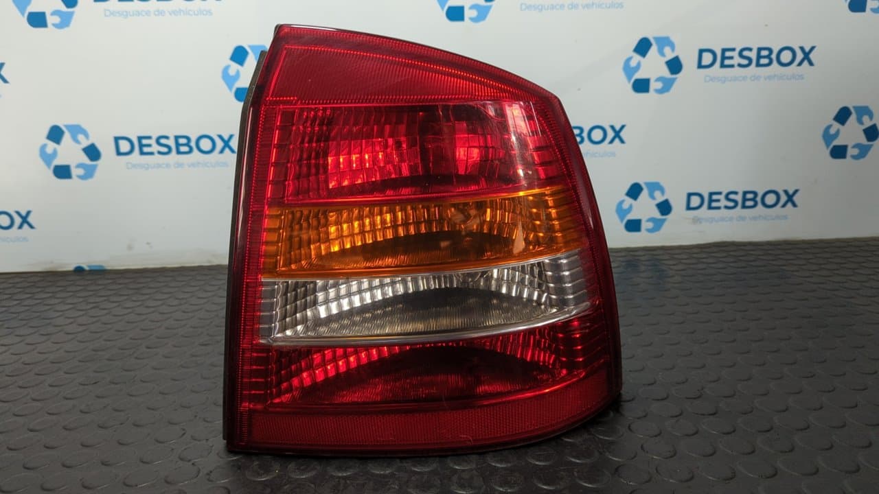 Recambio de PILOTO TRASERO DERECHO para OPEL ASTRA G BERLINA Club X16XEL referencia OEM IAM 13110931 - NEGRO