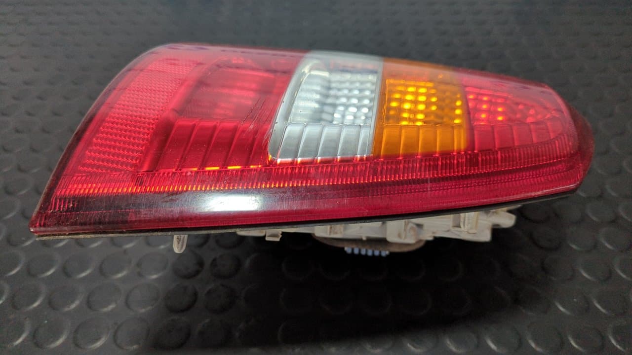Recambio de PILOTO TRASERO DERECHO para OPEL ASTRA G BERLINA Club X16XEL referencia OEM IAM 13110931 - NEGRO 2