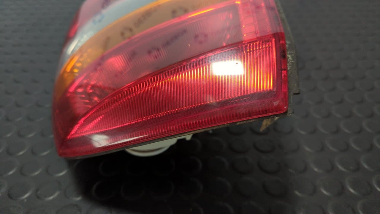 Recambio de PILOTO TRASERO DERECHO para OPEL ASTRA G BERLINA Club X16XEL referencia OEM IAM 13110931 - NEGRO 5