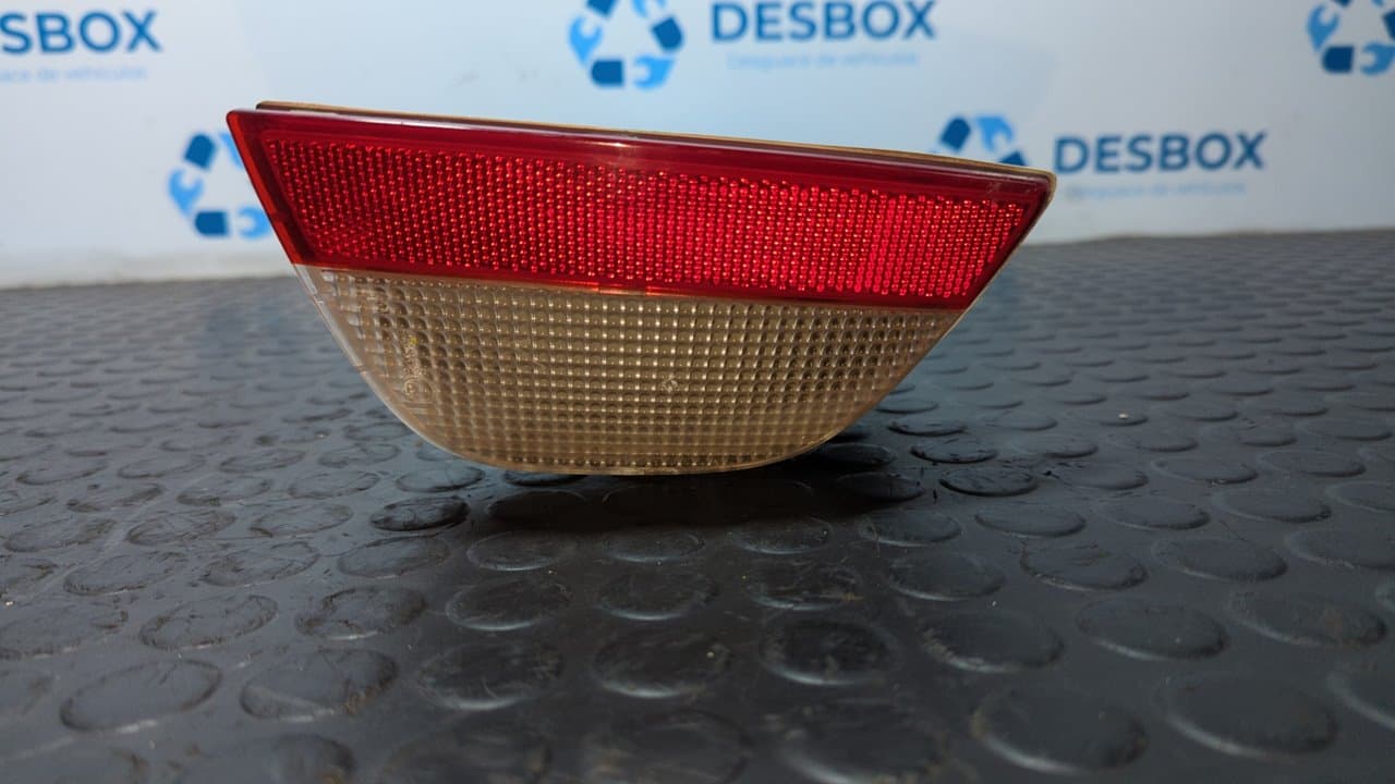 Recambio de PILOTO TRASERO DERECHO PARAGOLPES para FORD FOCUS BERLINA (CAK) Ambiente FYDB referencia OEM IAM 1M5115K272A - AZUL