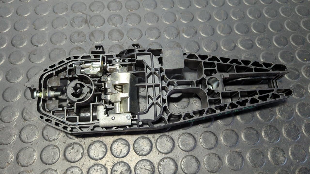 Recambio de SOPORTE MANETA TRASERA DERECHA para FORD MONDEO LIM. ST-Line UACC referencia OEM IAM ES73F22464BE - NEGRO 3