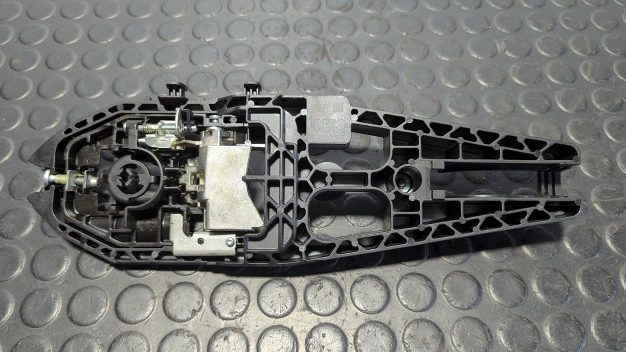 Recambio de SOPORTE MANETA DELANTERA DERECHA para FORD MONDEO LIM. ST-Line UACC referencia OEM IAM ES73F22464BE - NEGRO