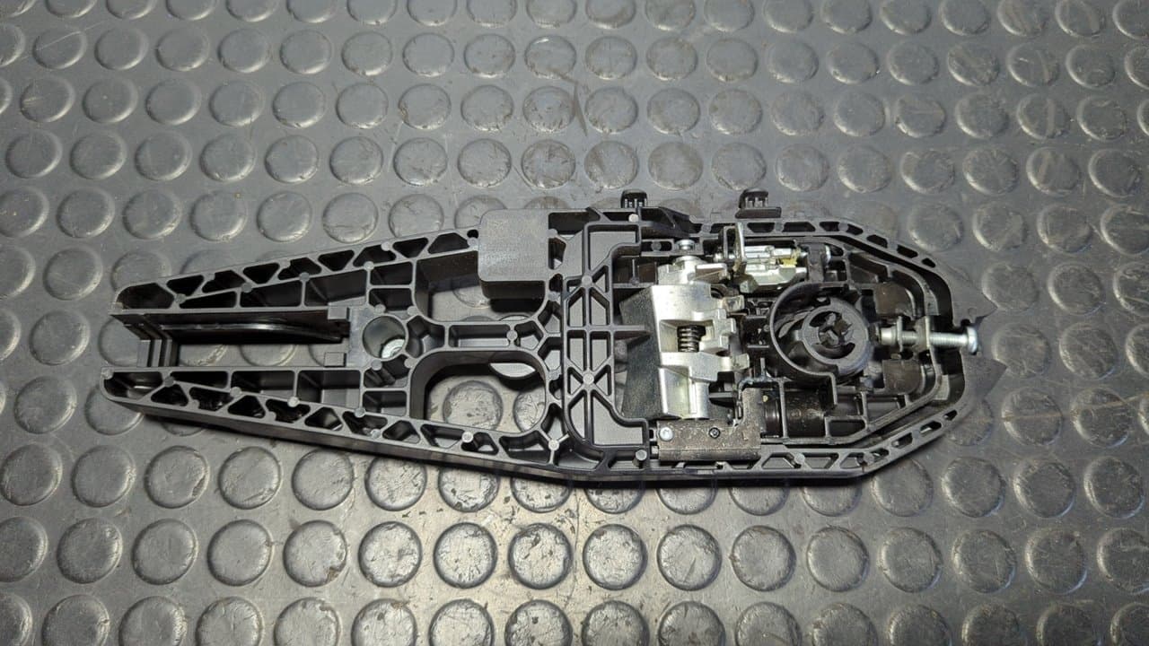 Recambio de SOPORTE MANETA TRASERA IZQUIERDA para FORD MONDEO LIM. ST-Line UACC referencia OEM IAM ES73F224N03BE - NEGRO