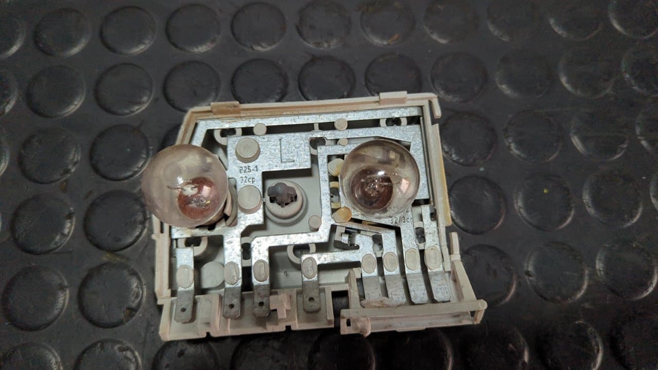 Recambio de PILOTO TRASERO IZQUIERDO para AUDI 80/90 (811/813/853) 90 Básico KV referencia OEM IAM THK81 - GRIS 4