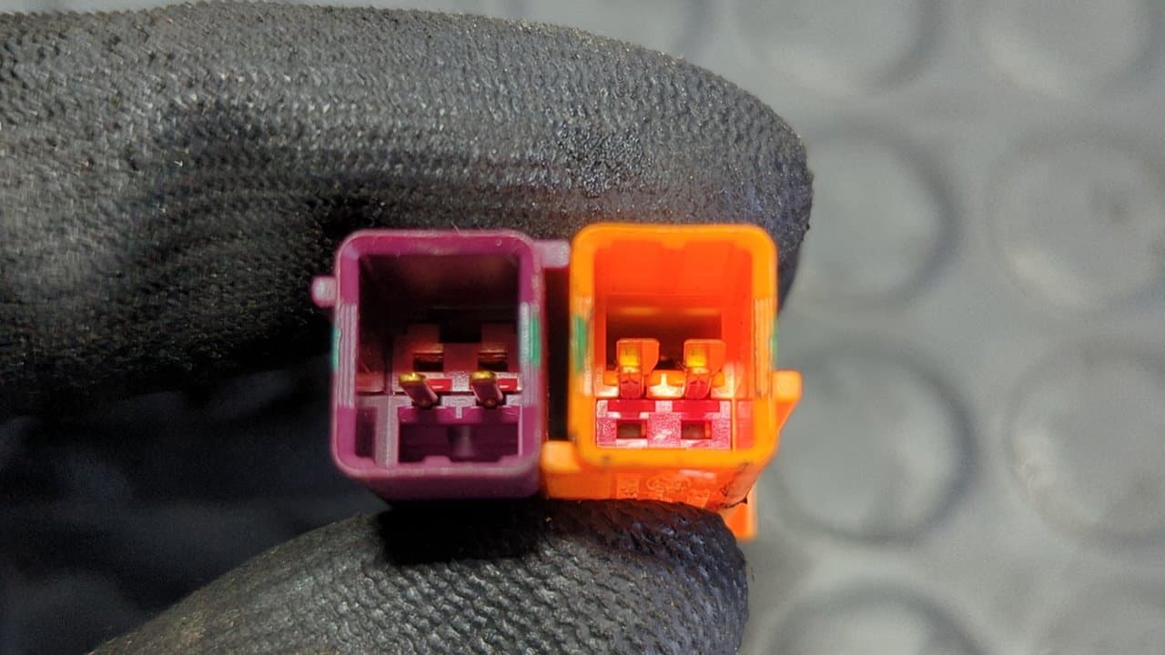 Recambio de PRETENSOR AIRBAG IZQUIERDO para FORD KUGA (CBS) TXDA referencia OEM IAM 8V41A61209AB - BLANCO 2