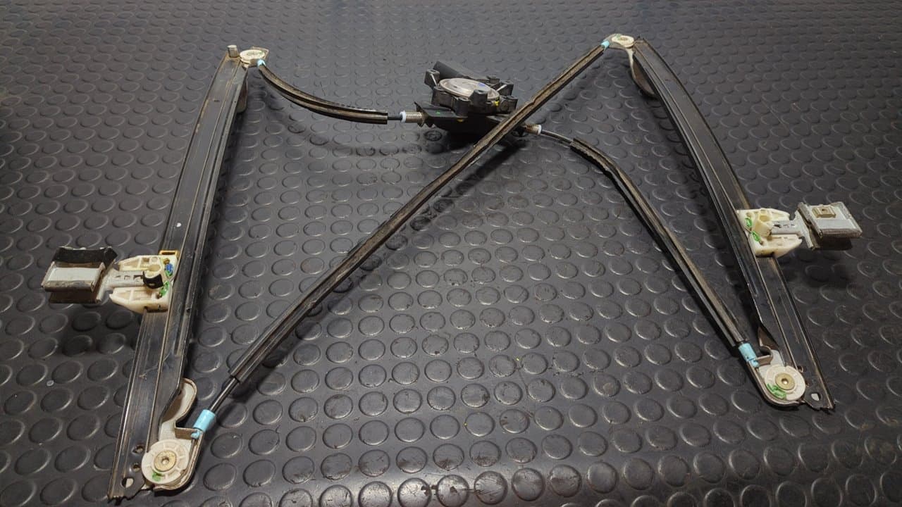 Recambio de ELEVALUNAS DELANTERO DERECHO para CHRYSLER VOYAGER (RG) referencia OEM IAM CA0532 4