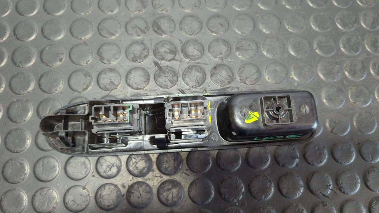 Recambio de MANDO ELEVALUNAS DELANTERO IZQUIERDO para PEUGEOT 307 BREAK / SW (S1) BREAK XR RHYDW10TD referencia OEM IAM 27461 - GRIS 3
