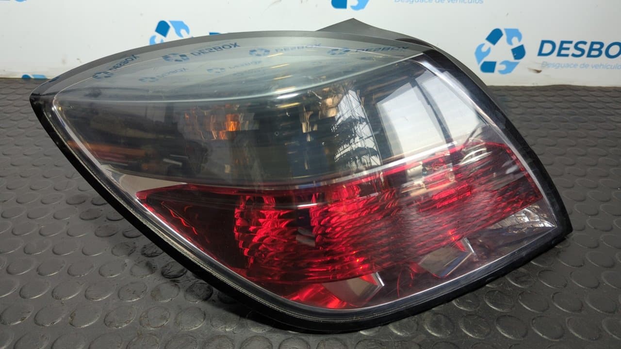 Recambio de PILOTO TRASERO IZQUIERDO para OPEL ASTRA GTC Sport Z19DT - NEGRO