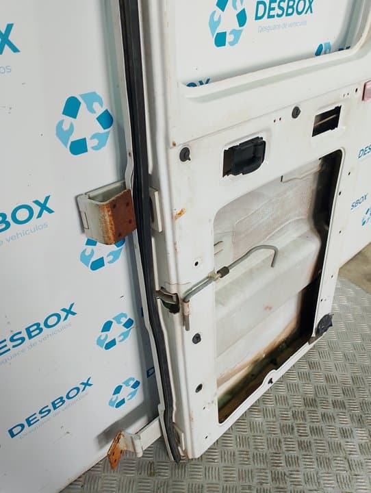 Recambio de PORTON TRASERO DERECHO para MERCEDES-BENZ MB 100 2