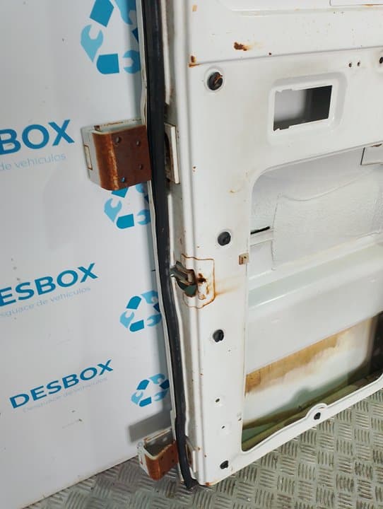 Recambio de PORTON TRASERO DERECHO para MERCEDES-BENZ MB 100 2