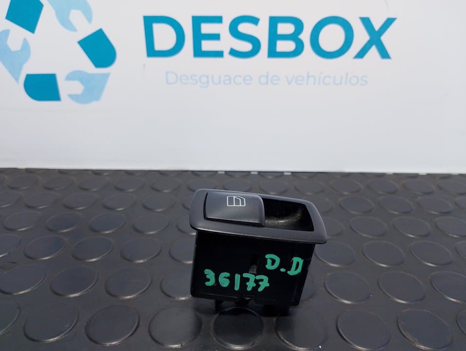 Recambio de MANDO ELEVALUNAS DELANTERO DERECHO para MERCEDES-BENZ CLASE M (W164) 280 / 300 CDI (164.120) OM642940 referencia OEM IAM A 251 820 05 10 - NEGRO