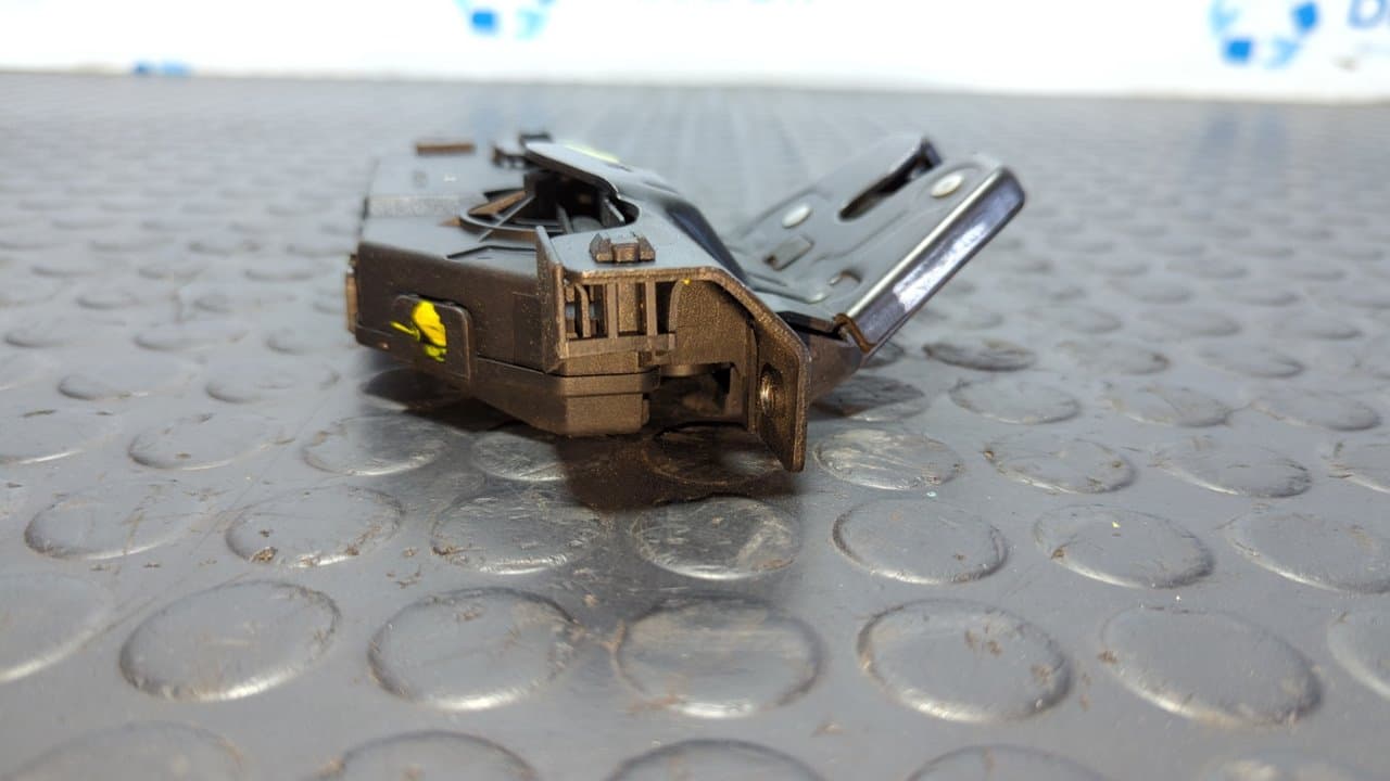 Recambio de CERRADURA MALETERO / PORTON para BMW SERIE 1 BERLINA (E81/E87) referencia OEM IAM 8196401 2