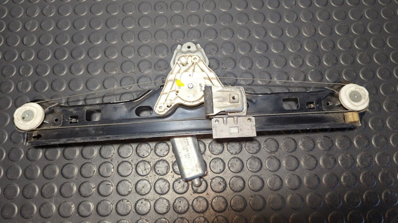 Recambio de ELEVALUNAS TRASERO DERECHO para MERCEDES-BENZ CLASE E (W210) BERLINA DIESEL 2.2 CDI CAT 611961 referencia OEM IAM A2038203042 - NEGRO