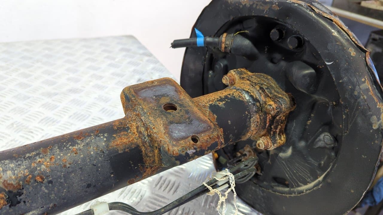 Recambio de PUENTE TRASERO para MITSUBISHI L 300 (P00) Caja cerr.  largo, Techo elev. 4D56 referencia OEM IAM 109E - BLANCO 4