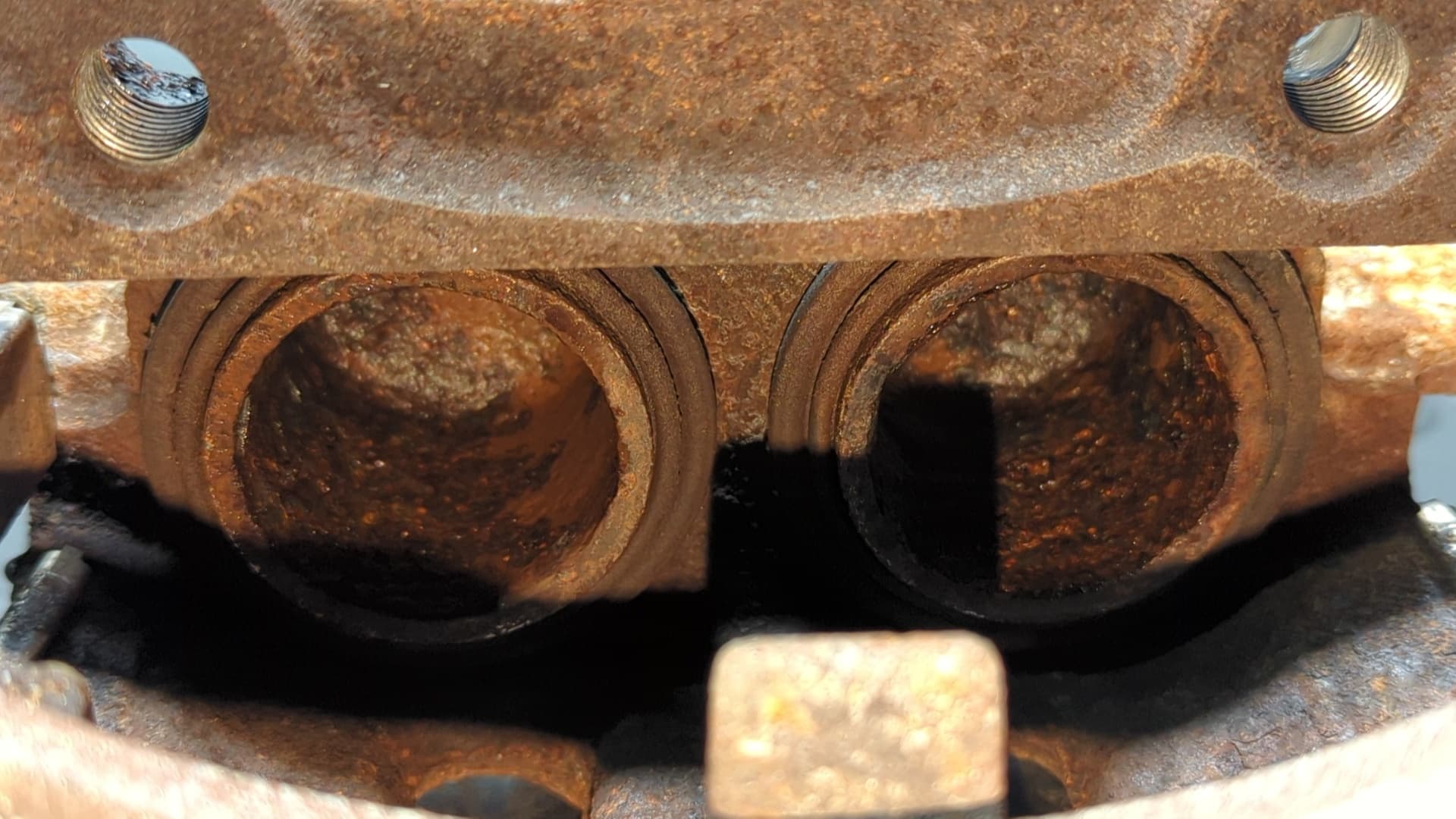 Recambio de PINZA DE FRENO DELANTERA IZQUIERDA para NISSAN TERRANO (WD21) TD27T referencia OEM IAM 976 T2 5