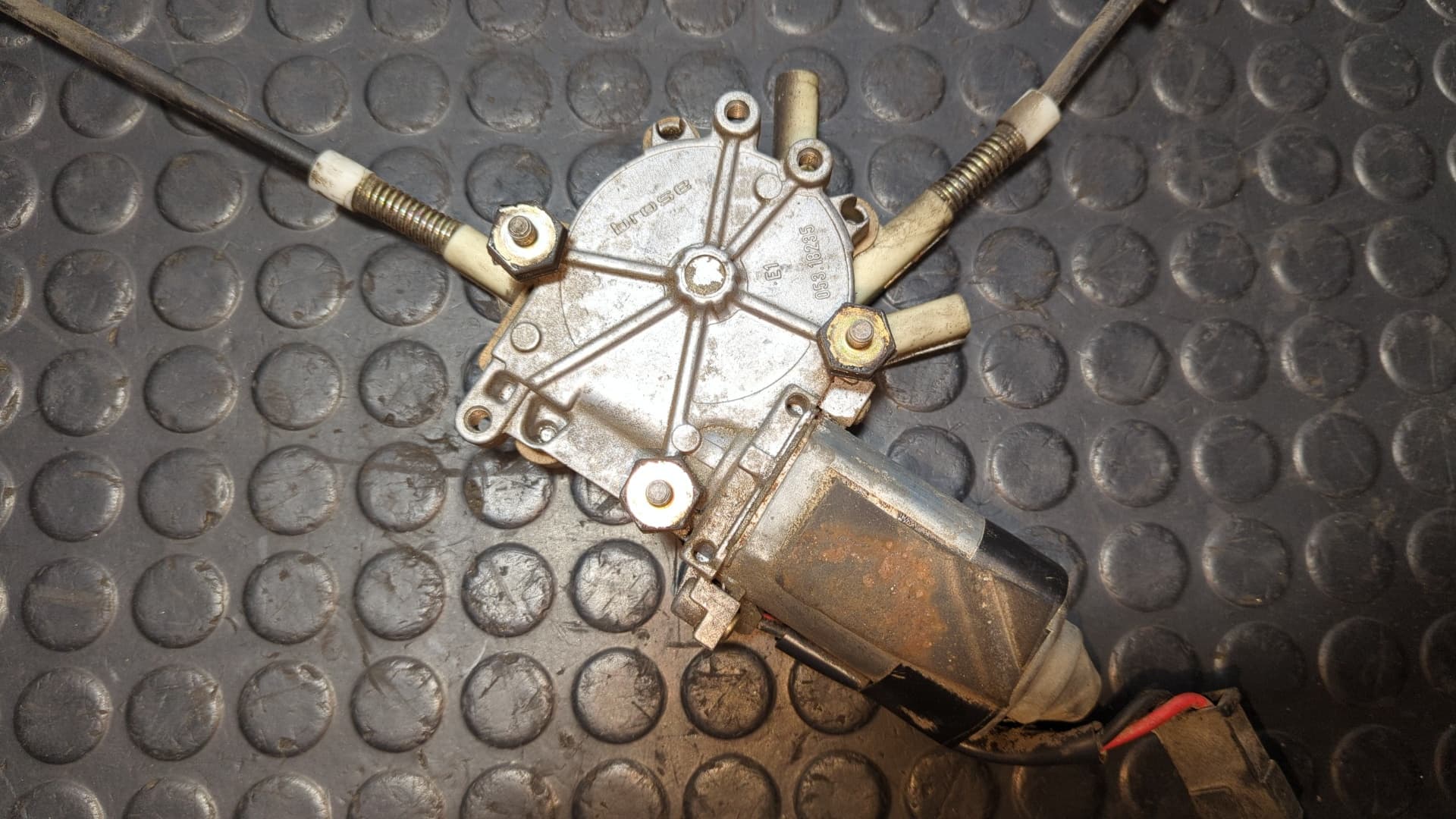 Recambio de ELEVALUNAS DELANTERO DERECHO para VOLKSWAGEN GOLF II (191/193) referencia OEM IAM 05318235 2