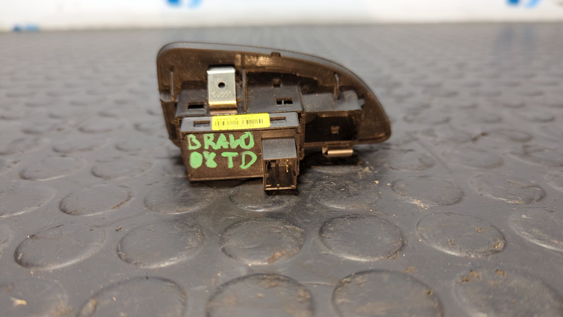 Recambio de MANDO ELEVALUNAS TRASERO DERECHO para FIAT BRAVO (198) referencia OEM IAM 735435120 3