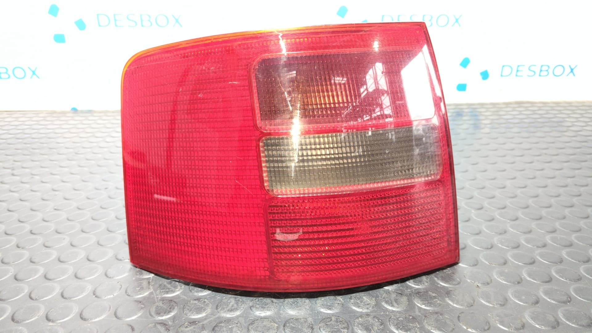 Recambio de PILOTO TRASERO IZQUIERDO para AUDI ALLROAD QUATTRO (4B5) 2.5 TDI (132kW) AKE referencia OEM IAM 4B9945095D - GRIS