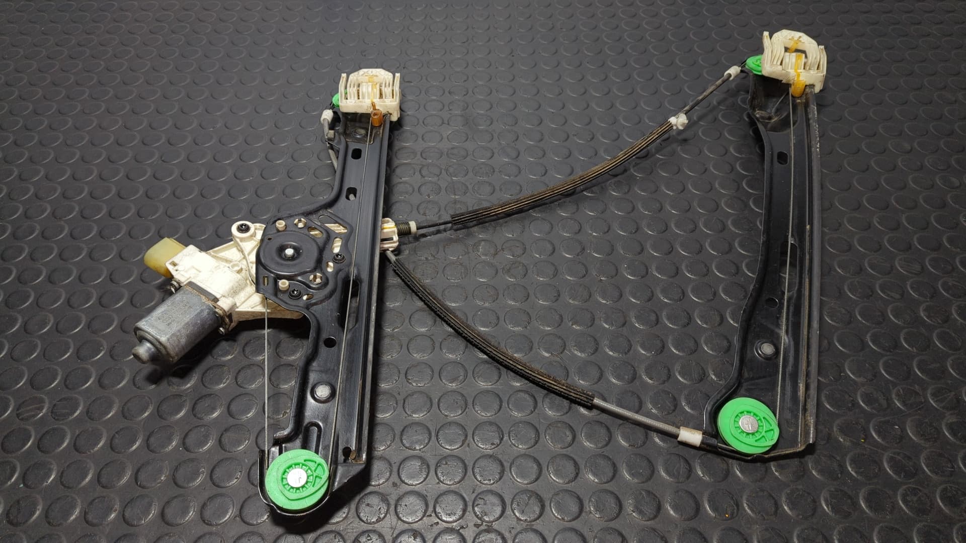 Recambio de ELEVALUNAS DELANTERO IZQUIERDO para BMW SERIE 1 BERLINA (E81/E87) 118d M47N204D4 referencia OEM IAM 7067795 - NEGRO
