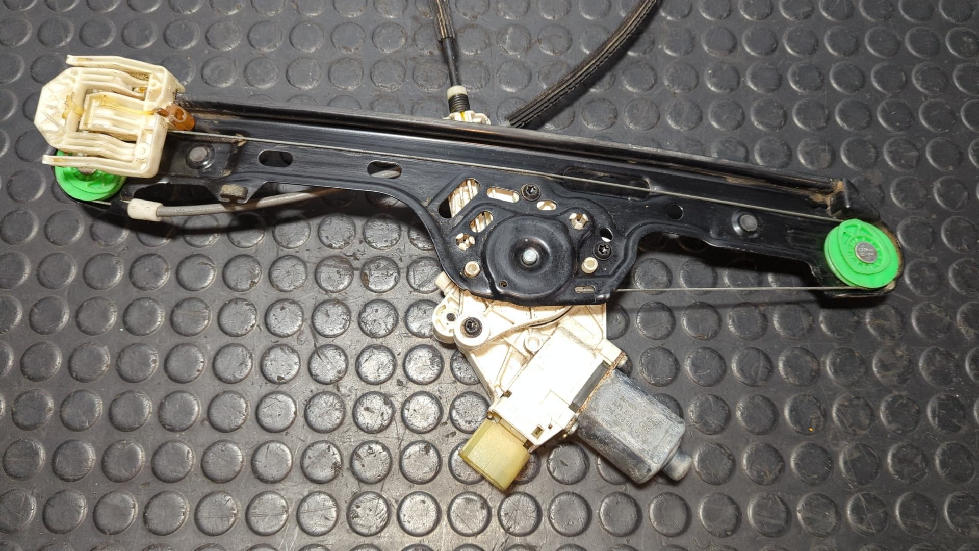 Recambio de ELEVALUNAS DELANTERO IZQUIERDO para BMW SERIE 1 BERLINA (E81/E87) 118d M47N204D4 referencia OEM IAM 7067795 - NEGRO 4