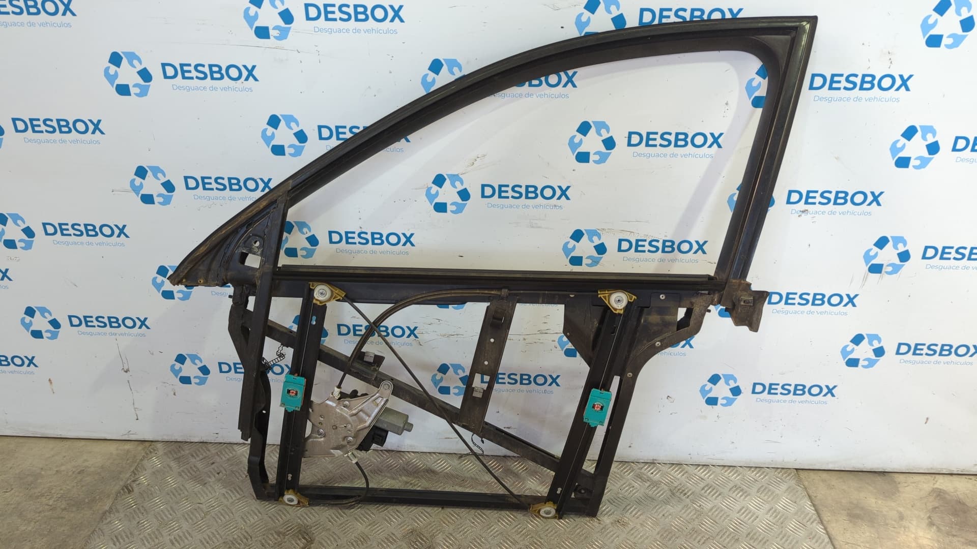 Recambio de ELEVALUNAS DELANTERO IZQUIERDO para AUDI ALLROAD QUATTRO (4B5) 2.5 TDI (132kW) AKE referencia OEM IAM 4B0837461 - GRIS