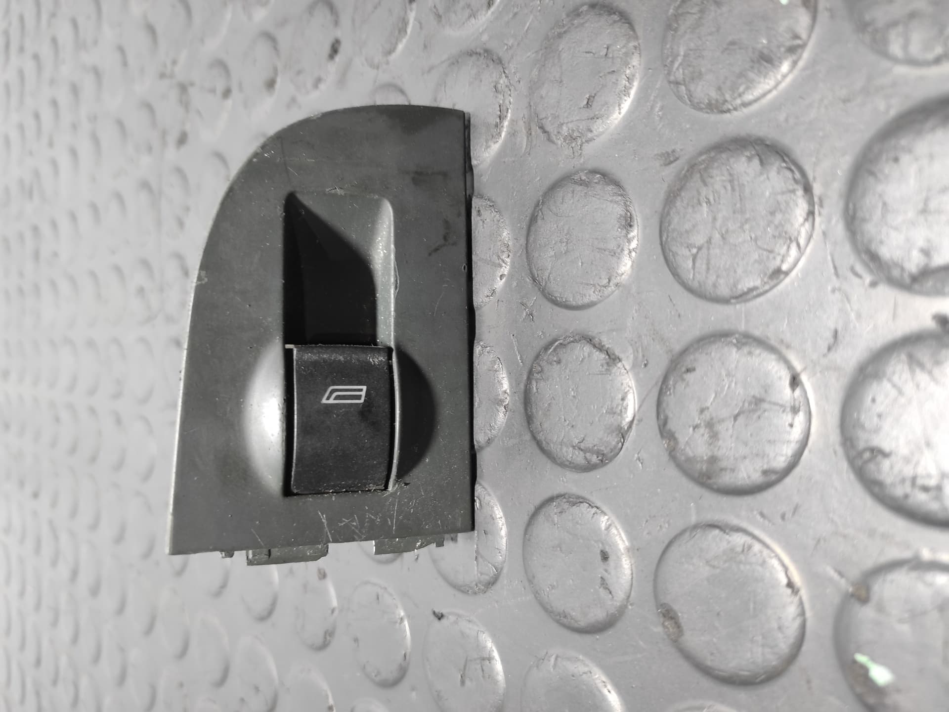 Recambio de MANDO ELEVALUNAS TRASERO DERECHO para AUDI ALLROAD QUATTRO (4B5) 2.5 TDI (132kW) AKE referencia OEM IAM 4B0959855 - GRIS